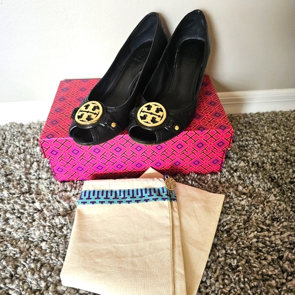 Tory Burch Leticia 65MM Peep Toe Wedge Black Tumbled Leather Size 9 - Picture 2 of 9